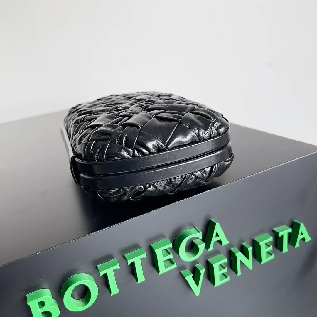 Batch 1860 BV Knot | The classic return of the evening bag. Original leather ➕ Stainless steel hardware ➕ 24k real gold plating ➕ Fully handmade. Those who know the history of our brand should have heard that the knot is a story of Bottega Veneta, and it is also one of the more important design elements. Matthieu Blazy's work this season sublimates Knot's classics, with a new knot design and a woven shoulder strap, plus Fouland Intreccio's weaving technology, adding some fashion to the retro and nostalgic feel of the past. Style number: 717622 Size: 20.5*6*12.5